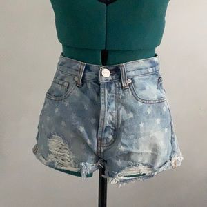 KENZIE STAR DENIM SHORTS IN LIGHT BLUE WASH